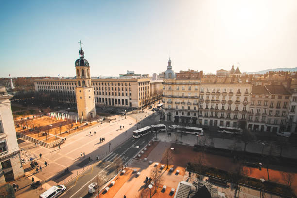 Luftaufnahme des berühmten Stadtplatzes von Place Antonin-Poncet in der französischen Stadt Lyon mit Glockenturm des alten Hopital de la Charite in der Nähe des Place Bellecour – Foto