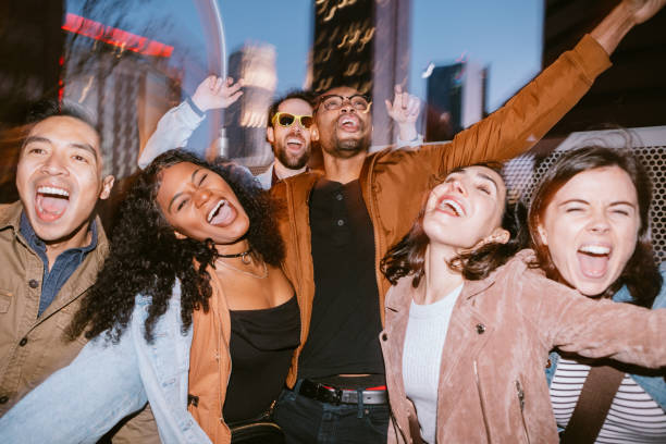 friends have fun on downtown los angeles rooftop - city of los angeles city life cityscape night imagens e fotografias de stock