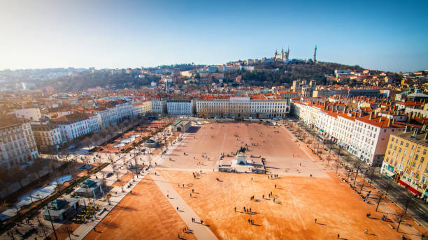 vue aérienne unique de la célèbre grande place bellecour dans la ville français de lyon au début de la saison printanière - basilique notre dame de fourvière photos et images de collection