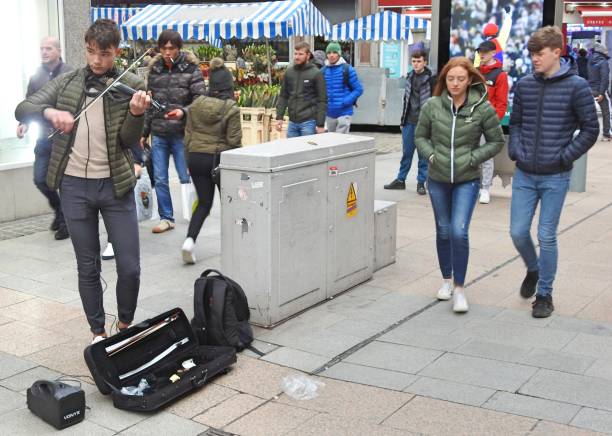 busker tocando el violín - dublin ireland republic of ireland music violin fotografías e imágenes de stock