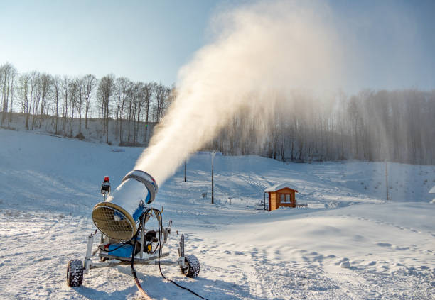 스노우 건. - mountain winter season machine snow making machine 뉴스 사진 이미지