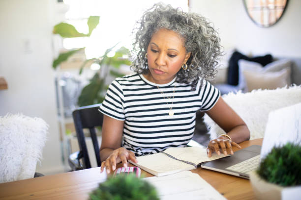 madura mujer negra trabajando en casa en laptop - working at home mature adult small business laptop fotografías e imágenes de stock
