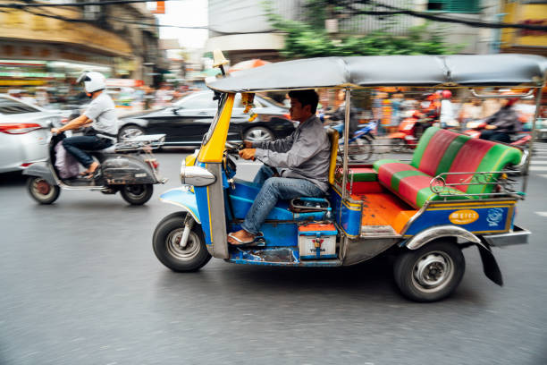 desenfoque de movimiento de un tuk tuk conduciendo rápido en la calle - editorial crowd driver people fotografías e imágenes de stock