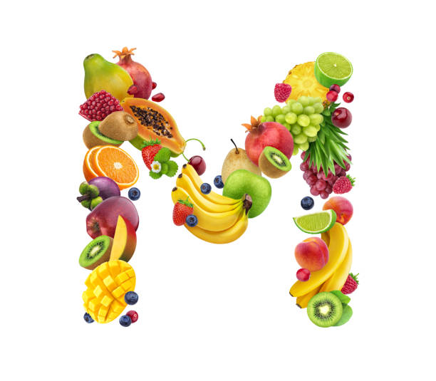異なる果物やベリー、白の背景に分離フルーツフォント、健康的なアルファベットで作られた文字 m - letter m alphabet food fruit ストックフォトと画像