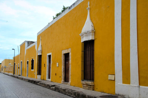 istock Streetview in Izamal Mexico 1136648190