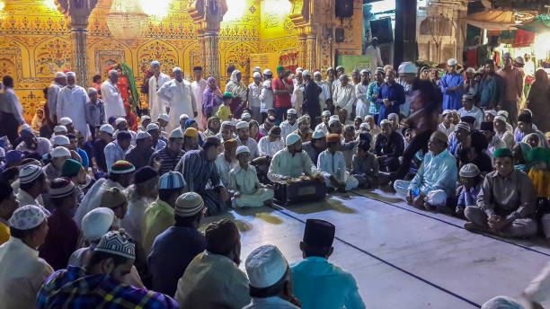 qawwali rezitation at khwaja moinuddin chishti dargah sarif in ajmer, - mazar stock-fotos und bilder