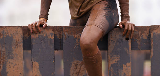 mud race runners - mud run imagens e fotografias de stock