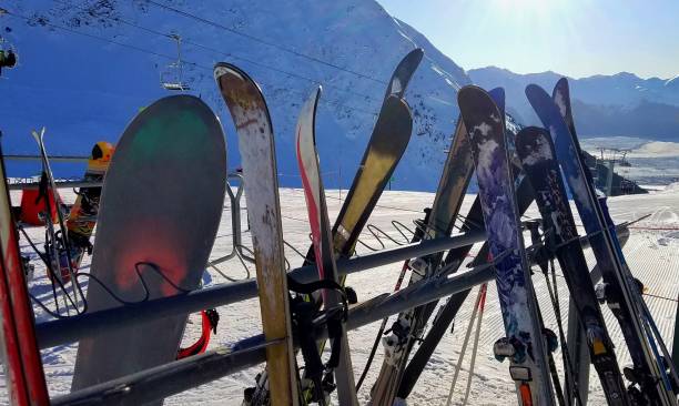 esquis, bastões e snowboards em uma cremalheira na parte superior de uma área do elevador de esqui no inverno - girdwood - fotografias e filmes do acervo