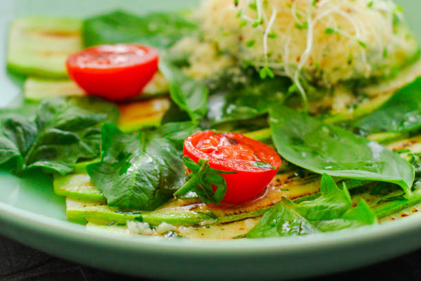 zucchine grigliate con pomodori e crema di formaggio, salsa e micro-verdure (antipasto caldo per insalata). sfondo alimentare. spazio di copia - grilled outdoors zucchini balsamic vinegar foto e immagini stock