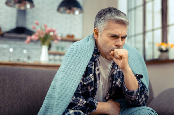 불행 한 쾌활 한 남자가 그의 손에 기침 - man flu 뉴스 사진 이미지