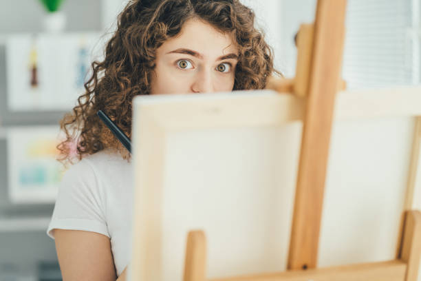 the cute girl painting a picture on the easel - artist art artists canvas human eye imagens e fotografias de stock