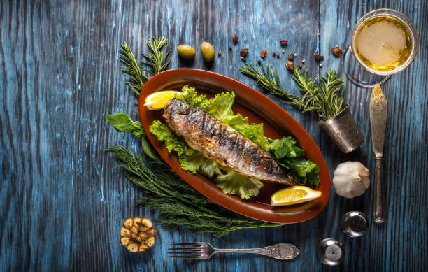 filetes de caballa a la brasa con limón sobre fondo rústico - prepared fish cooked dinner mackerel fotografías e imágenes de stock