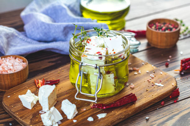 feta cheese marinated in olive oil in glass jar - italian cuisine wine food pasta imagens e fotografias de stock