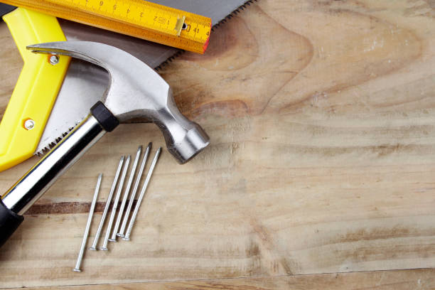 tools on wood - nobody hammer home improvement work tool imagens e fotografias de stock
