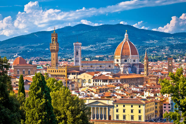 los tejados de florencia y la catedral di santa maria del fiore o el duomo - florence italy italy bridge international landmark fotografías e imágenes de stock