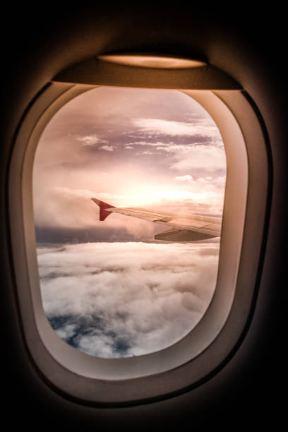 su un volo in crociera a 38.000 piedi sullo spazio aereo brasiliano verso cuiabá, mato grosso, mt, brasile. - wing airplane window sunset foto e immagini stock