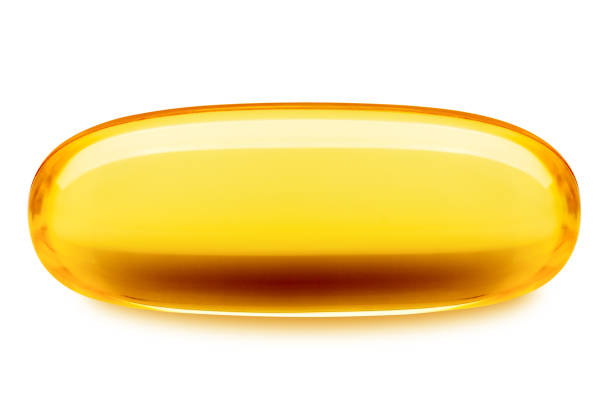 píldora de aceite de pescado, omega 3, aislado sobre fondo blanco, trazado de recorte, profundidad de campo completa - capsule fish oil fish pill fotografías e imágenes de stock