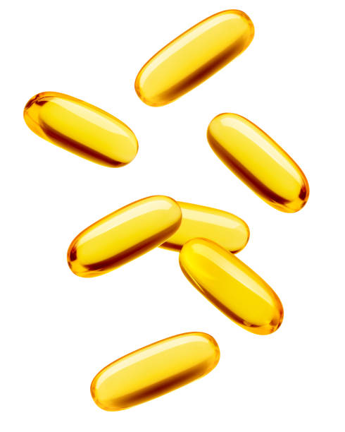 píldora de aceite de pescado cayendo, omega 3, aislado sobre fondo blanco, trazado de recorte, profundidad de campo completa - vitamin a nutritional supplement pill capsule fotografías e imágenes de stock