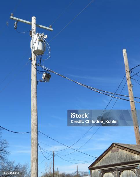 Foto de Transformador Elétrico Nos Eua e mais fotos de stock de Alta Voltagem - Alta Voltagem, Alto - Descrição Geral, Arame