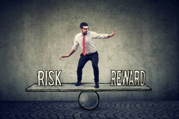 hábil joven hombre de negocios equilibrio entre recompensa y riesgo - analyzing danger risk insurance fotografías e imágenes de stock