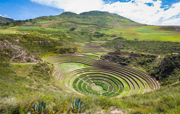 archeologický komplex inca v moray, poblíž cusco, peru - terasovité pole - stock snímky, obrázky a fotky