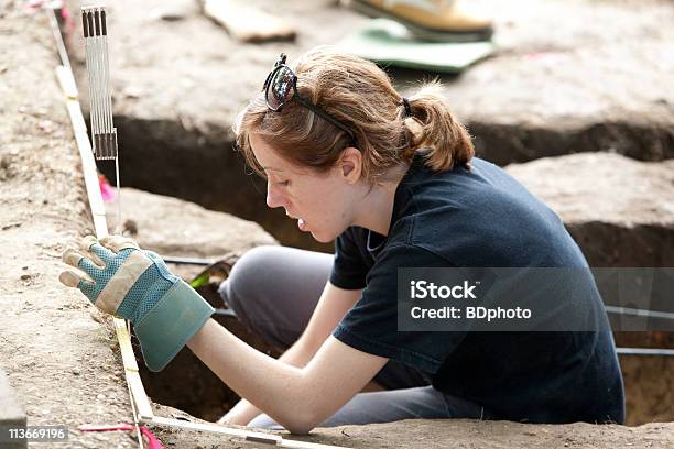 Arqueología Estudiantes De Posgrado En Williamsburg Va Foto de stock y más banco de imágenes de Arqueología