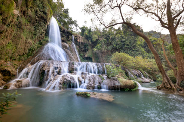 cascata dai yem. questa è una bella cascata a moc chau, provincia di son la, vietnam - length south high up climate foto e immagini stock