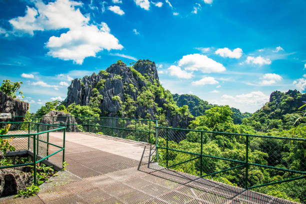 pierre forêt balcon vue point paysage rock montagne colline sur ciel bleu lumineux jour - waterfall rock mountain bright photos et images de collection