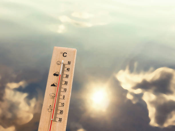 termometro che mostra 30 gradi di calore sullo sfondo dell'acqua del lago con il riflesso delle nuvole e del sole - backdrop horizontal reflection day foto e immagini stock