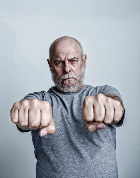 senior homme cancer chimiothérapie patient défiant mains et poings - human fist photos et images de collection