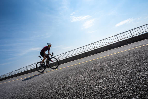 vélo de route d'homme asiatique de vélo le matin - steep photos et images de collection