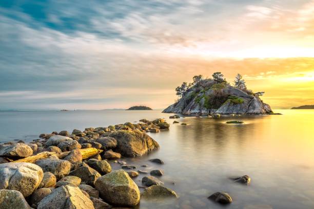 rock or island? whyte islet park - canadian beach imagens e fotografias de stock