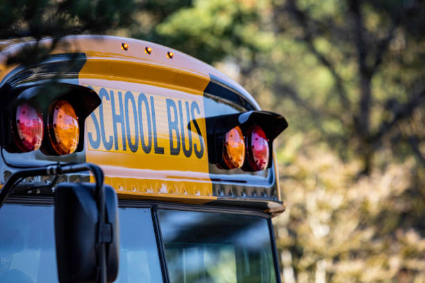 szkolny autobus przed szczegóły z bliska - school bus education transportation school zdjęcia i obrazy z banku zdjęć