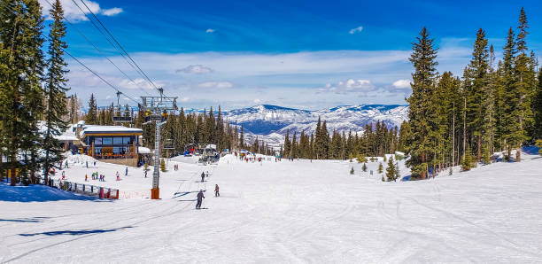 вид на горнолыжный курорт колорадо - ski resort winter ski slope ski lift стоковые фото и изображения