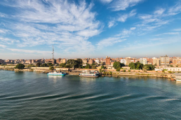 il canale di suez - paesaggio urbano di al qantara in egitto - gulf of suez foto e immagini stock