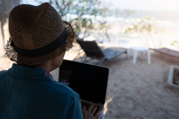 海のソーシャルネットワークのためのラップトップを使用して古い女性 - computer couple laptop home interior ストックフォトと画像