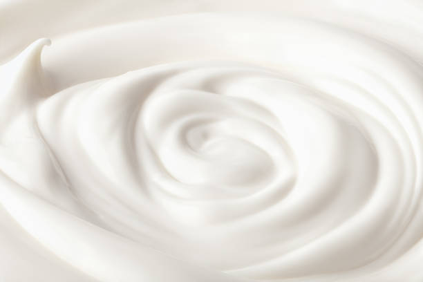 crème sure en verre, mayonnaise, yaourt, isolé sur fond blanc, chemin de découpage, pleine profondeur de champ - yogurt greek culture milk healthy eating photos et images de collection