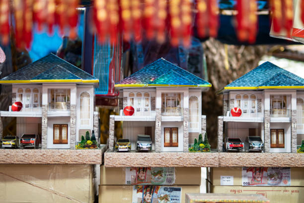 repliche cartacee di case per il festival qingming. - editorial thailand spirituality gold foto e immagini stock