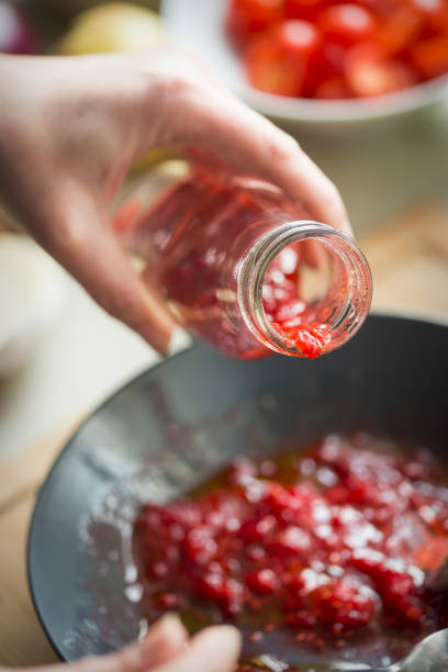 préparation de la vinaigrette aux framboises - vinegar bottle raspberry fruit photos et images de collection