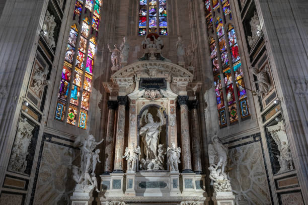 panoramiczny widok na wnętrze katedry w mediolanie (duomo di milano) - view from altar zdjęcia i obrazy z banku zdjęć