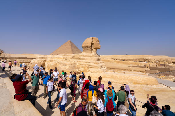 les touristes et le grand sphinx de gizeh - tourist egypt pyramid pyramid shape photos et images de collection