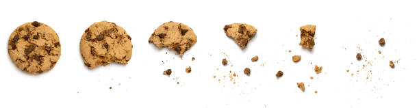различные этапы съеденного печенья - cookie chocolate chip cookie chocolate isolated стоковые фото и изображения