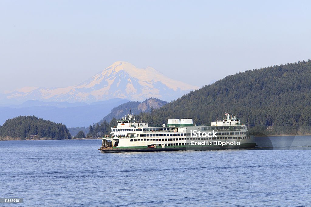 Puget Sound ferry diretto con Mount Baker, Washington in background - Foto stock royalty-free di Traghetto