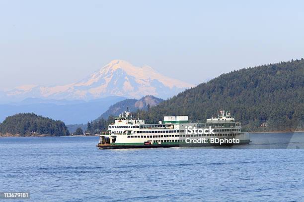 Puget Sound Ferry Diretto Con Mount Baker Washington In Background - Fotografie stock e altre immagini di Traghetto