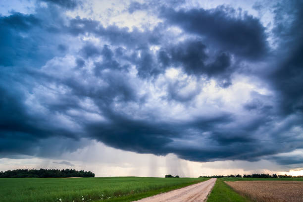 imagem de nuvens de tempestade escuras em lithuania - global warming flash - fotografias e filmes do acervo