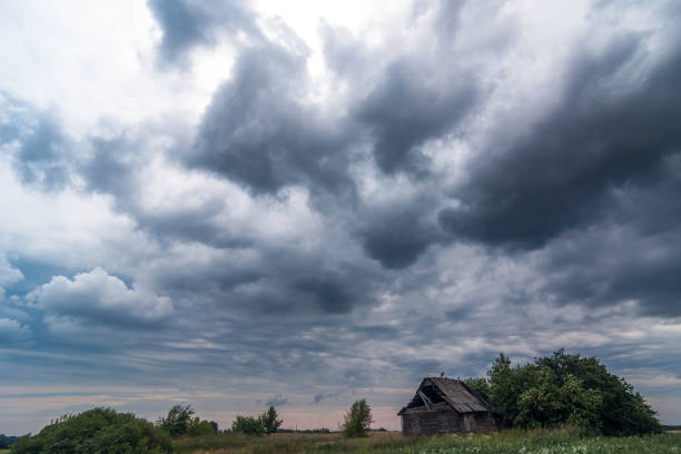 imagem de nuvens de tempestade escuras acima da casa em lithuania - global warming flash - fotografias e filmes do acervo