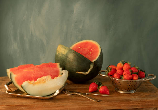 nature morte avec pastèque, fraise et melon - fruit vegetable fruit bowl peaches photos et images de collection