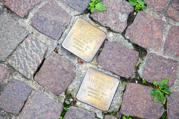 два камней преткновения в старом городе ащаффенбург, германия - holocaust frankfurt memorial judaism стоковые фото и изображения