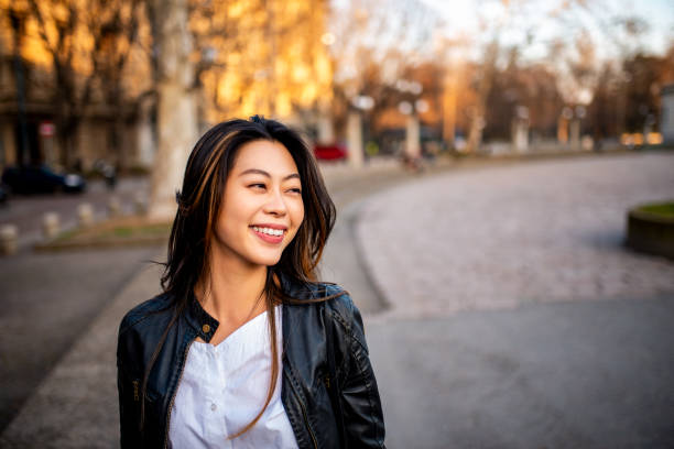портрет красивой улыбающейся женщины. - portrait human face chinese ethnicity real people стоковые фото и изображения