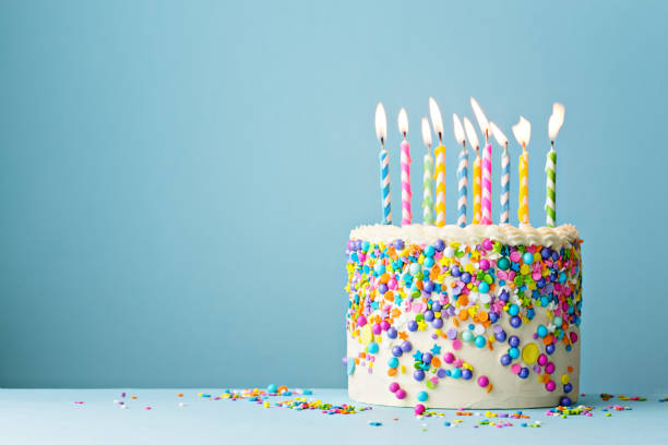 geburtstagskuchen mit bunten springen und zehn kerzen dekoriert - cake stock-fotos und bilder